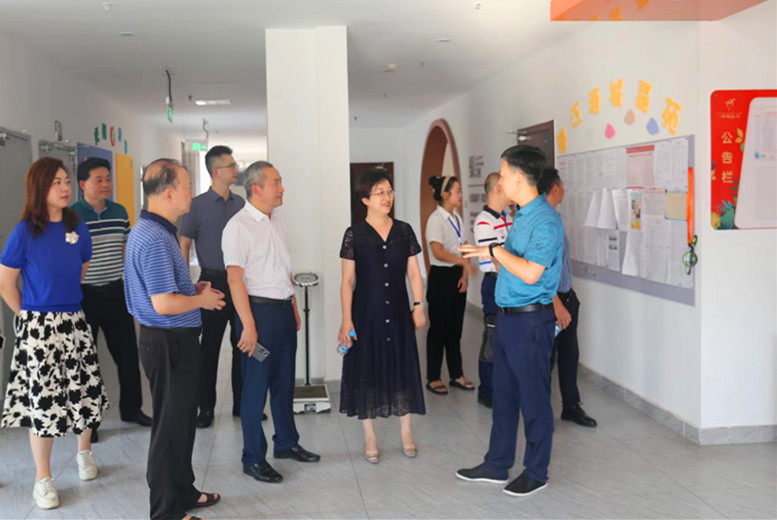 瀘州市民政局局長王坤調研春江酒城嘉苑